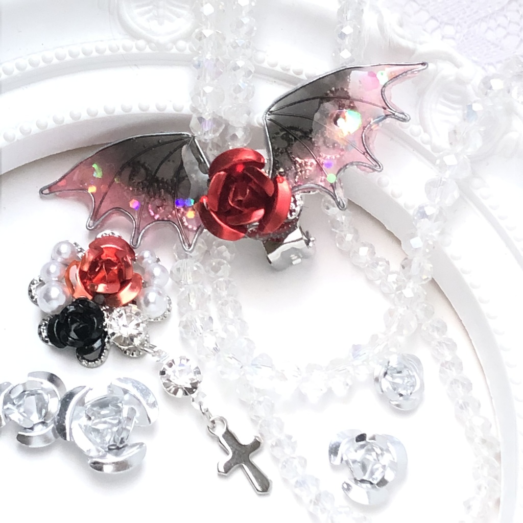 蝙蝠と赤の薔薇ピアス