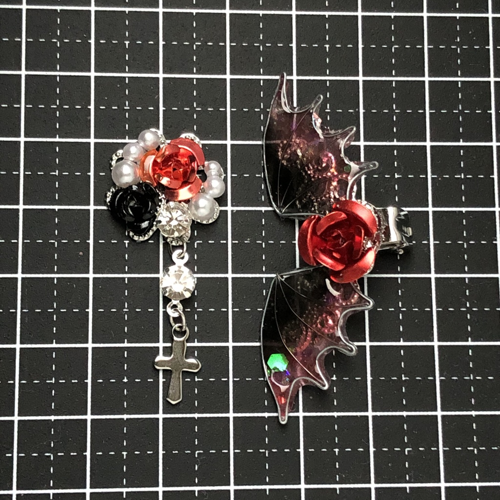 蝙蝠と赤の薔薇ピアス