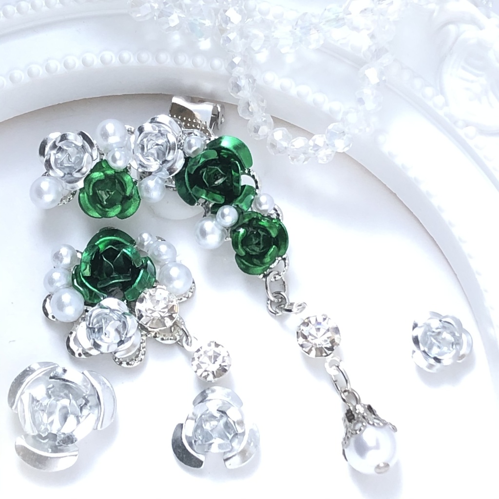 恋い焦がれた薔薇の緑イヤーカフイヤリング