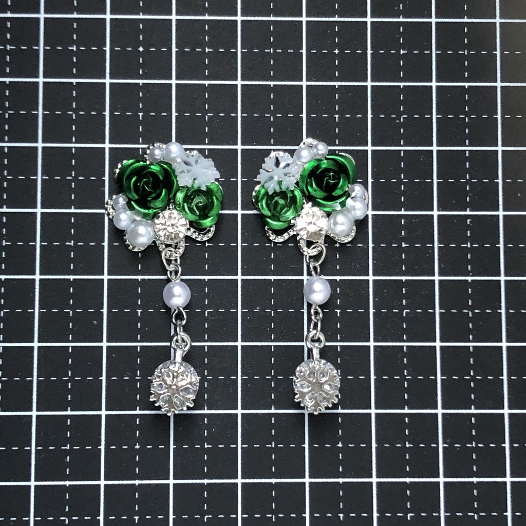 雪の結晶と緑の箱庭ピアス