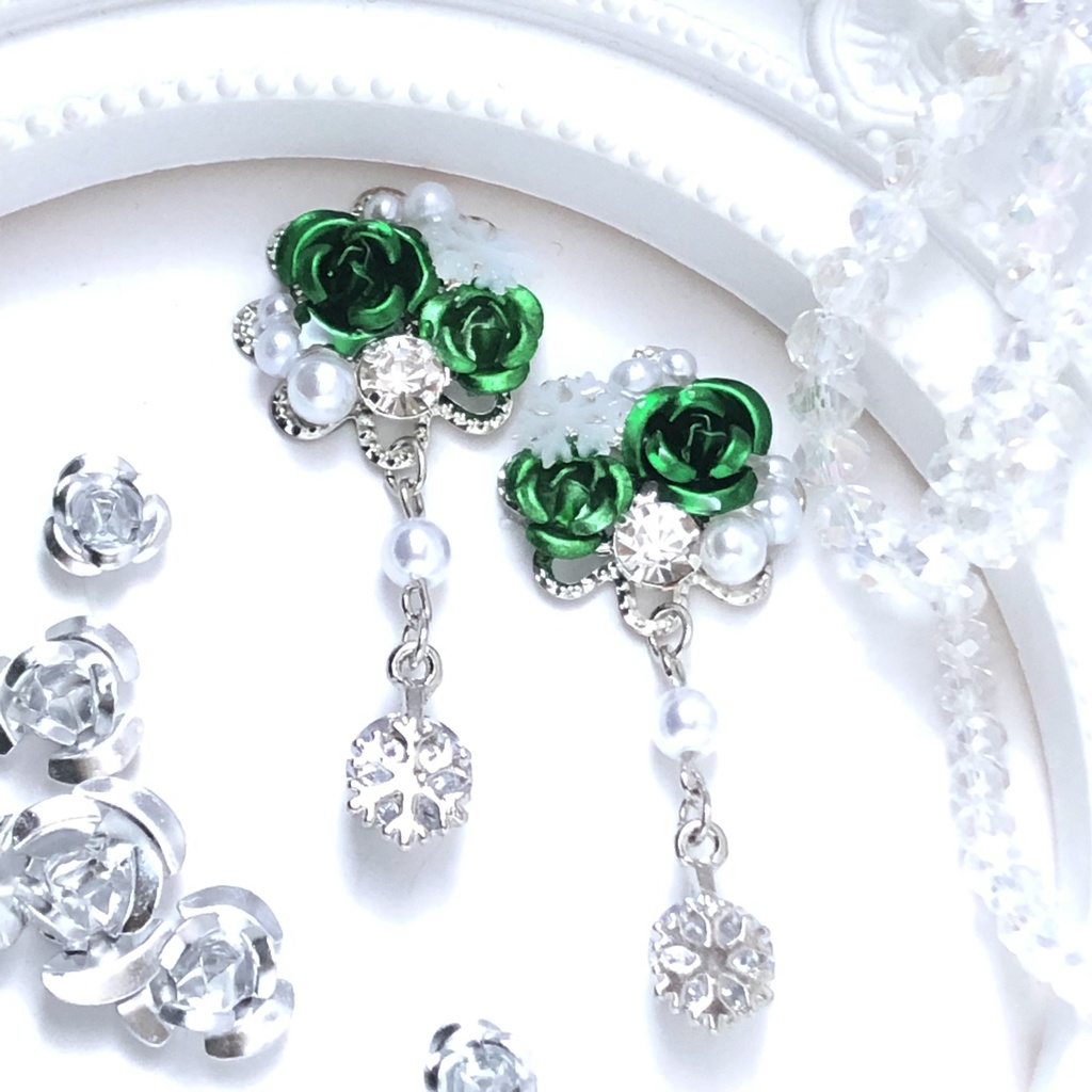 雪の結晶と緑の箱庭ピアス