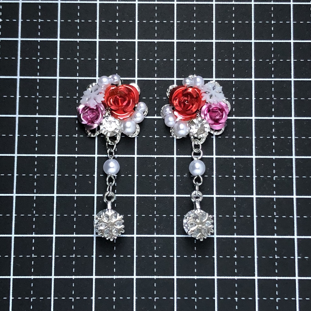 雪の結晶と赤の薔薇ピアス