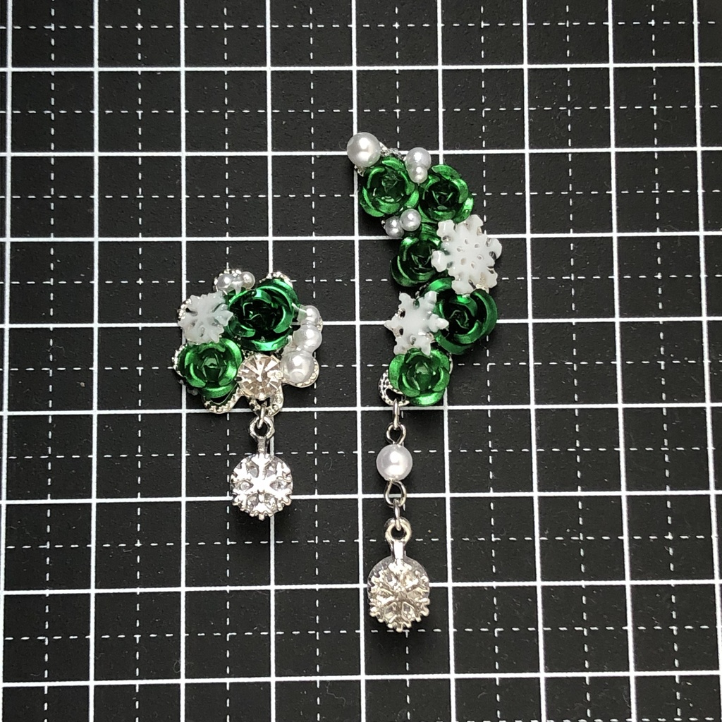 恋い焦がれた雪薔薇の緑イヤーカフイヤリング