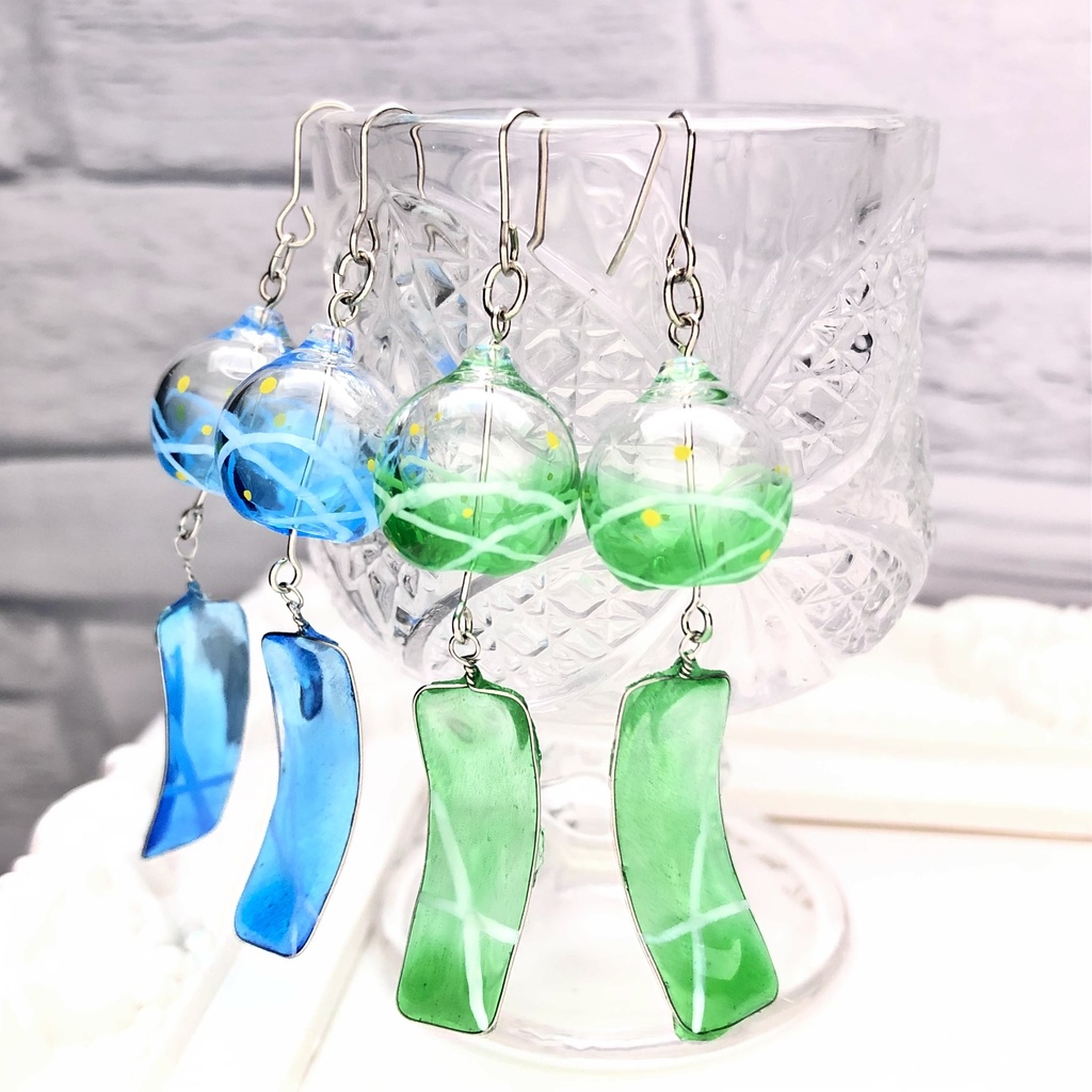 若緑のヨーヨーの風鈴ピアス