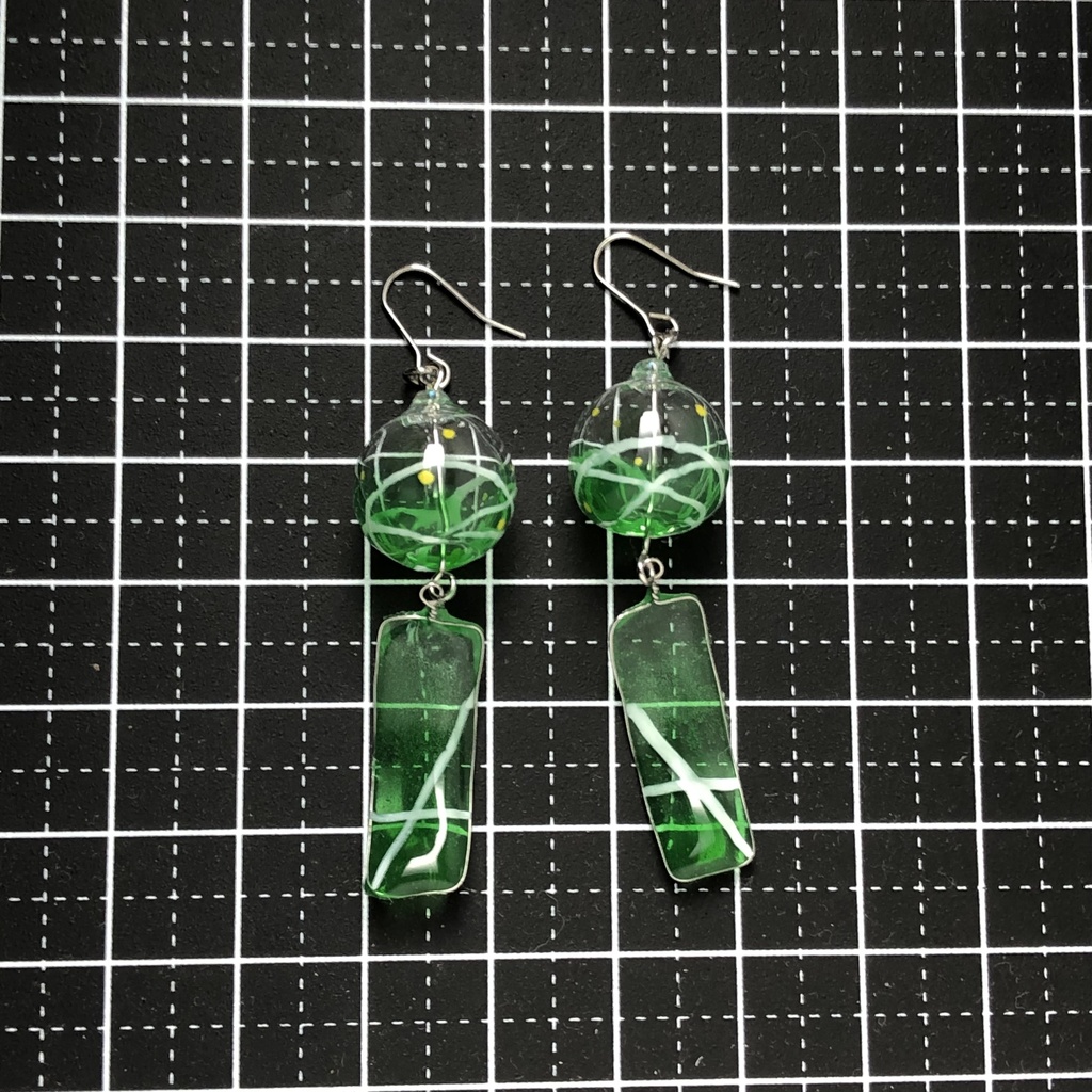 若緑のヨーヨーの風鈴ピアス
