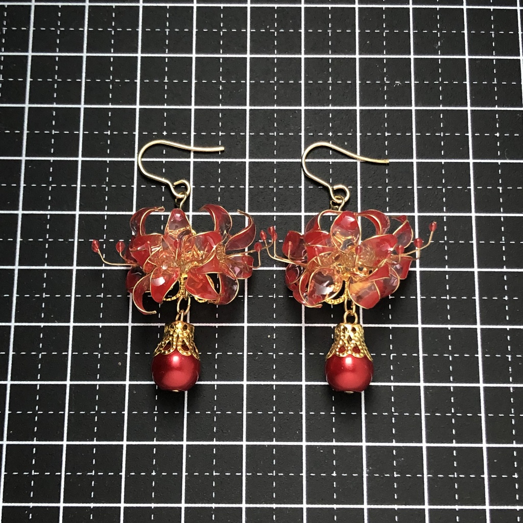 ゆらゆら揺らめく赤の彼岸花ピアス