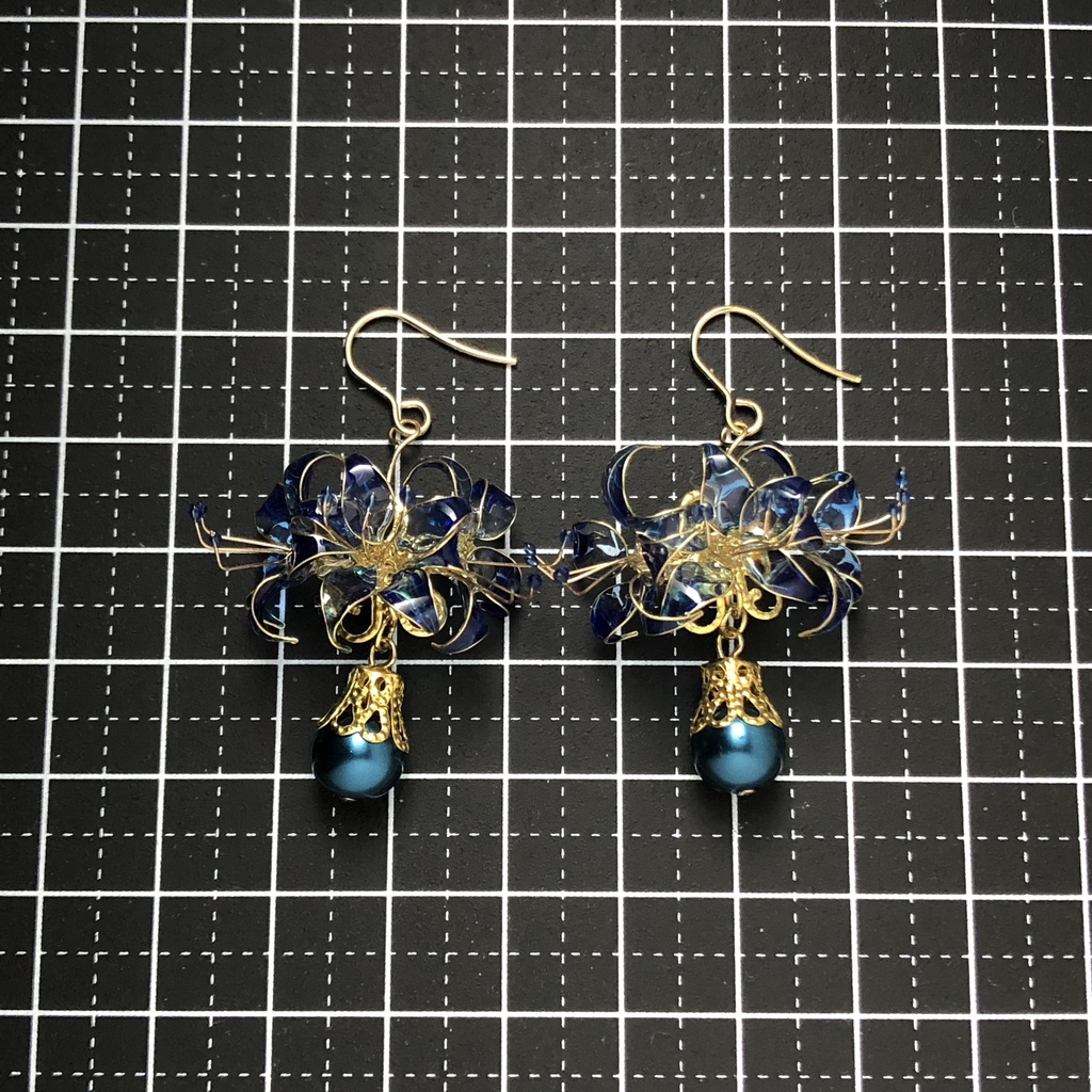 ゆらゆら揺らめく青の彼岸花ピアス