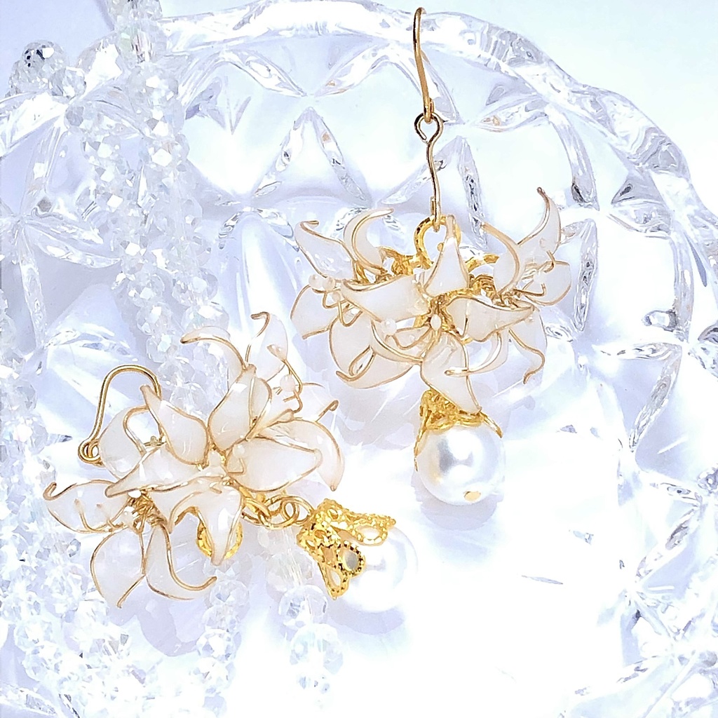 ゆらゆら揺らめく白の彼岸花ピアス
