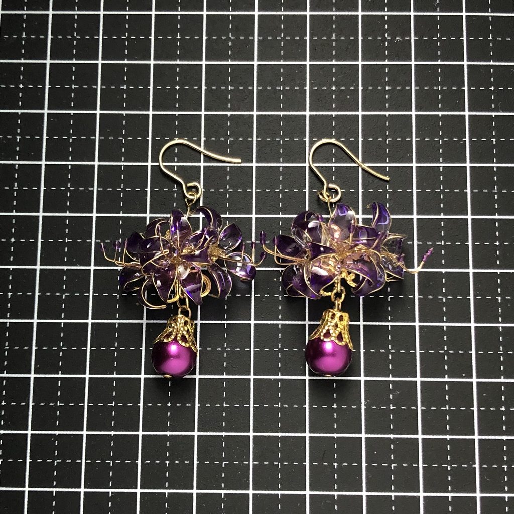 ゆらゆら揺らめく紫の彼岸花ピアス