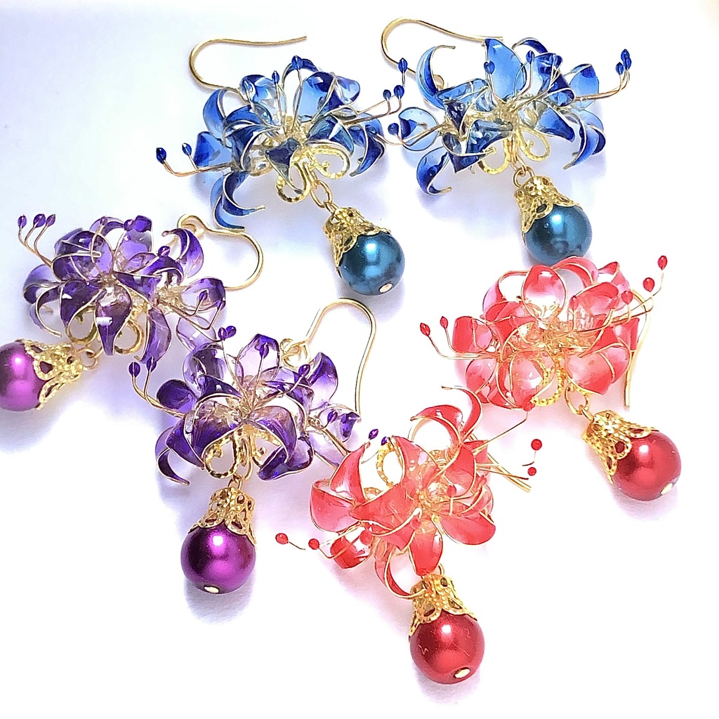 ゆらゆら揺らめく紫の彼岸花ピアス