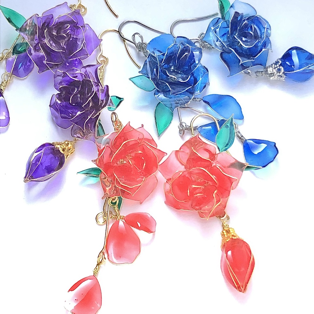 ゆらゆら揺らめく赤の薔薇ピアス