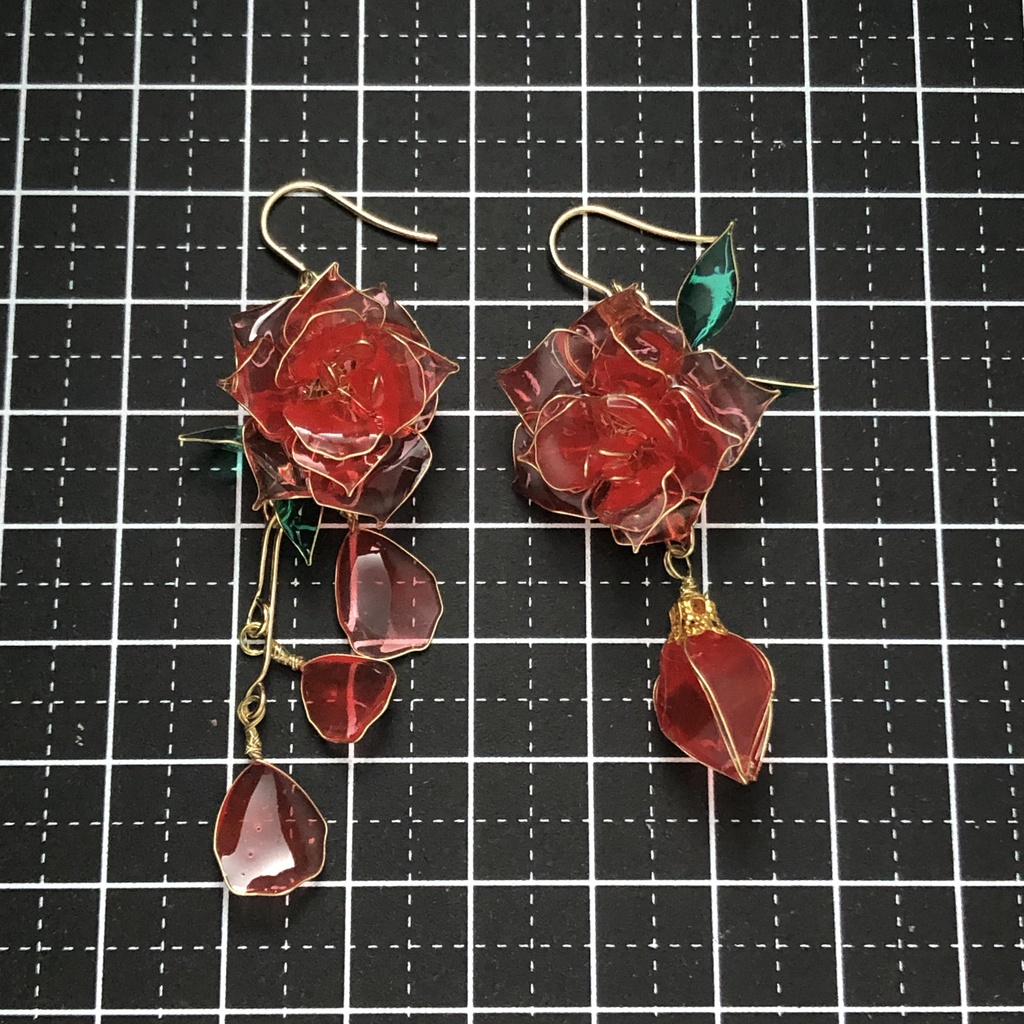 ゆらゆら揺らめく赤の薔薇ピアス