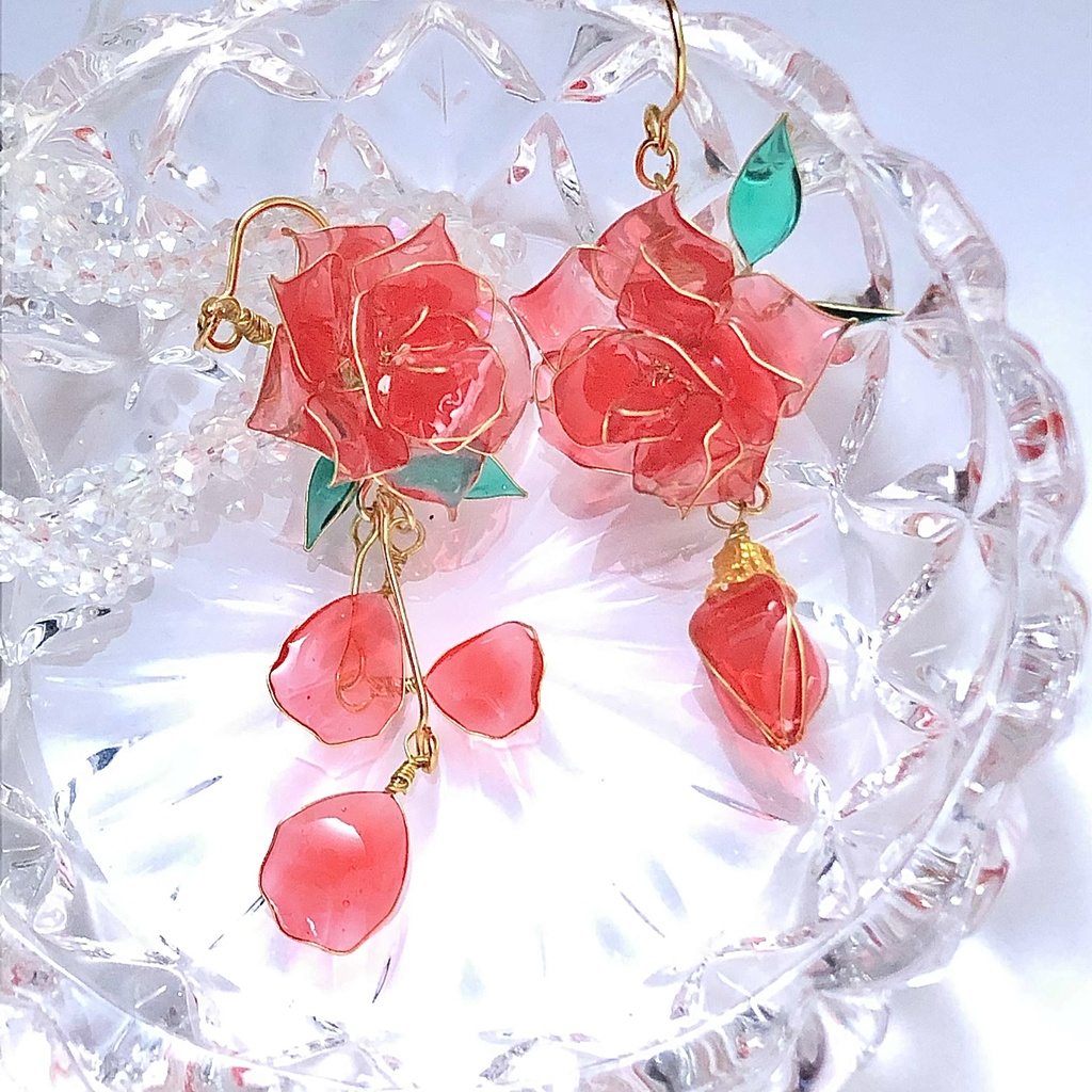 ゆらゆら揺らめく赤の薔薇ピアス