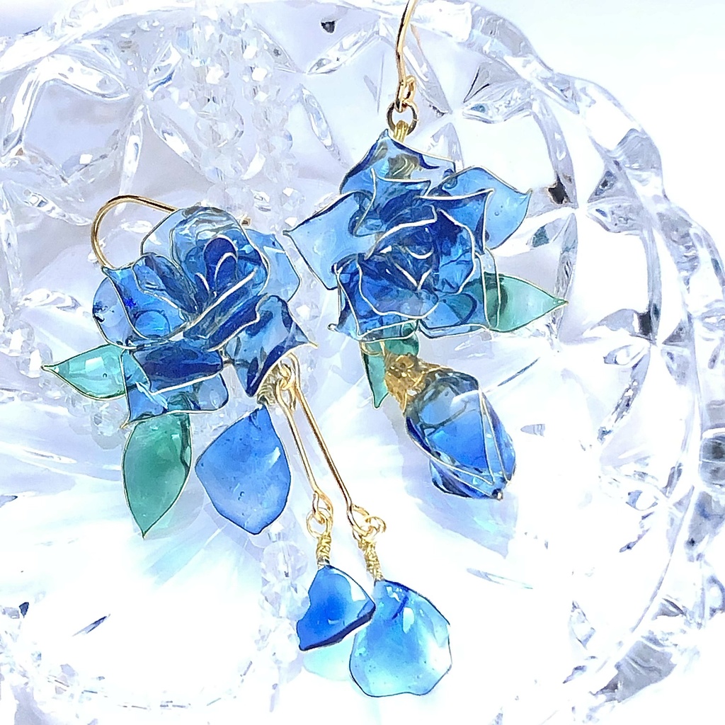 ゆらゆら揺らめく青の薔薇ピアス