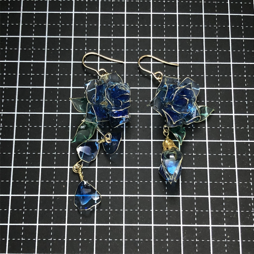 ゆらゆら揺らめく青の薔薇ピアス