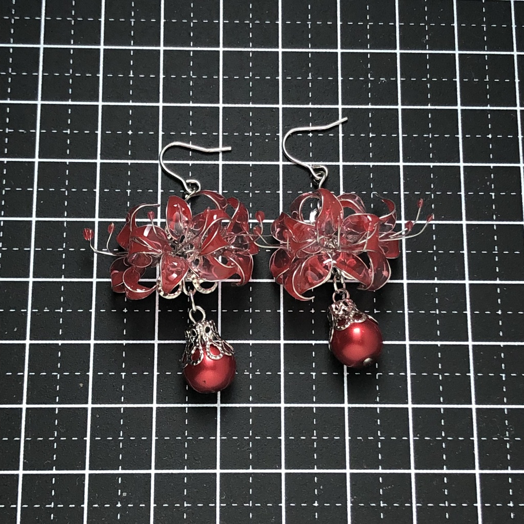 ゆらゆら揺らめく赤い彼岸花ピアス