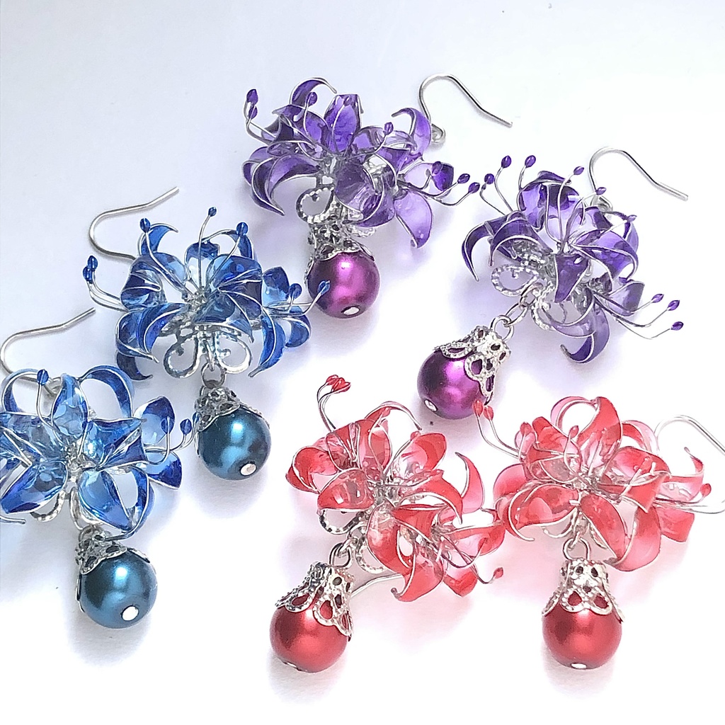 ゆらゆら揺らめく赤い彼岸花ピアス