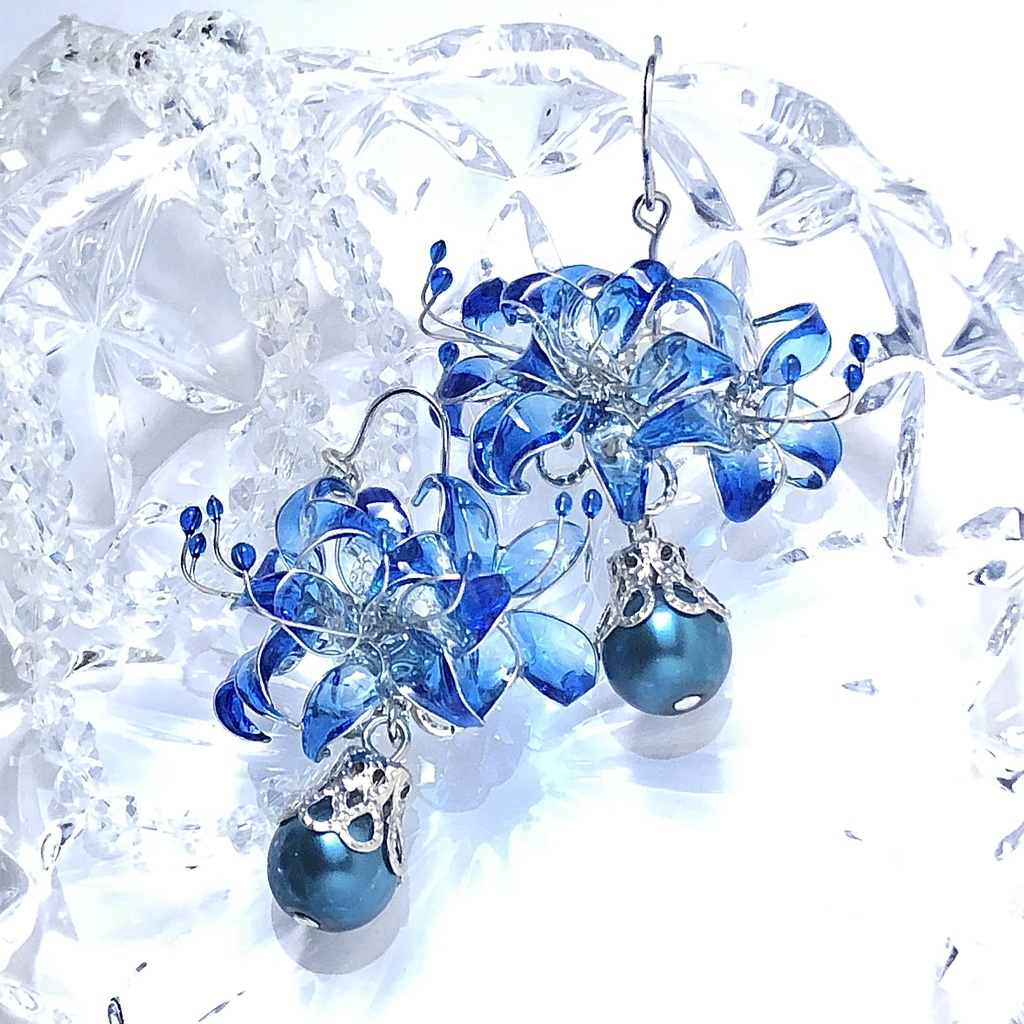 ゆらゆら揺らめく青い彼岸花ピアス