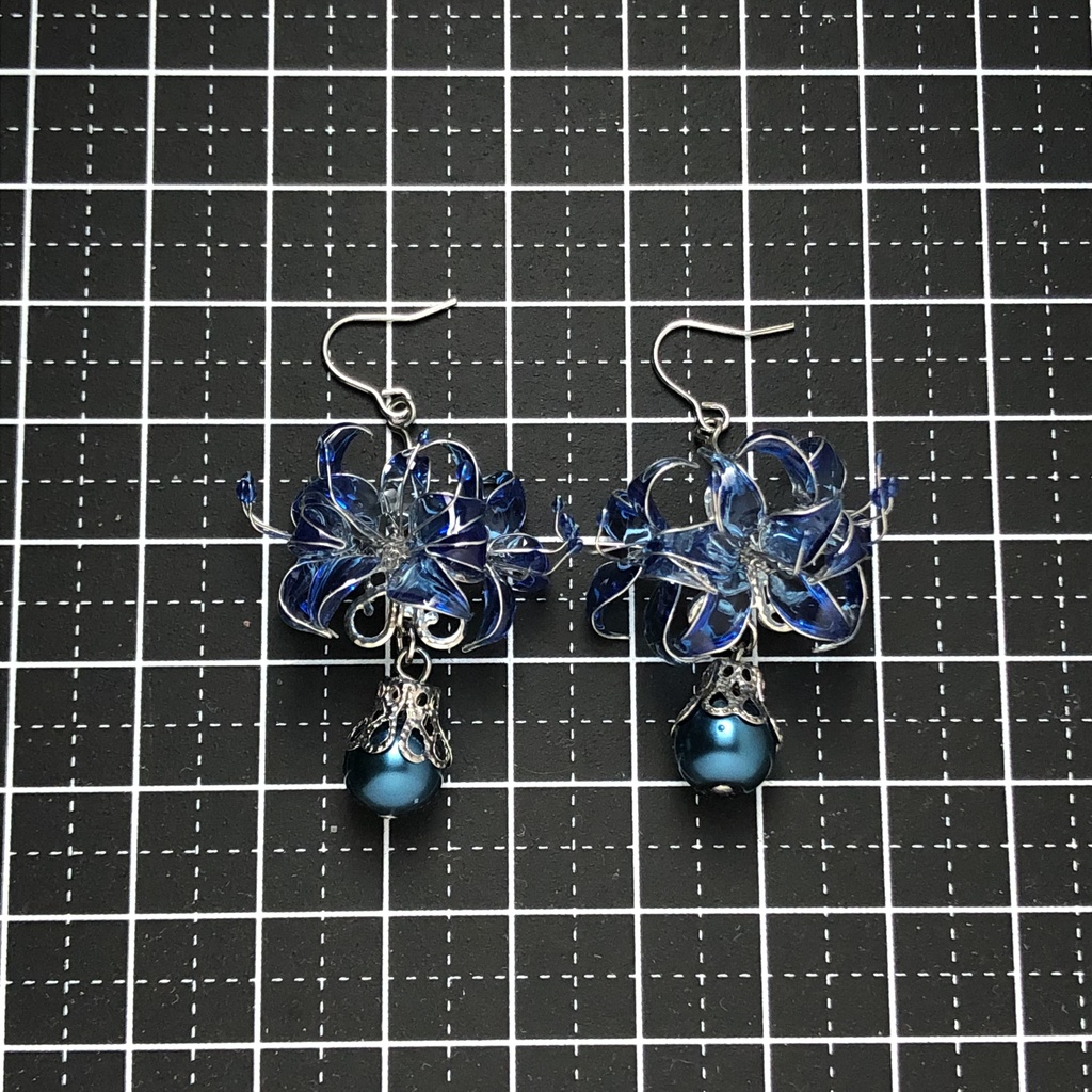 ゆらゆら揺らめく青い彼岸花ピアス