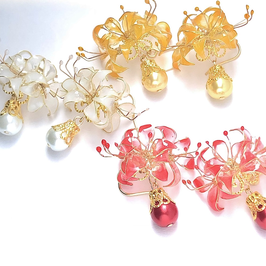 ゆらゆら揺らめく黄色の彼岸花ピアス