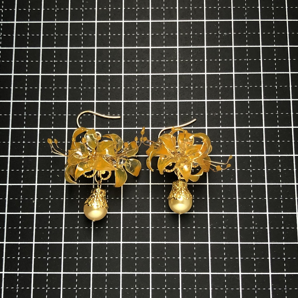 ゆらゆら揺らめく黄色の彼岸花ピアス