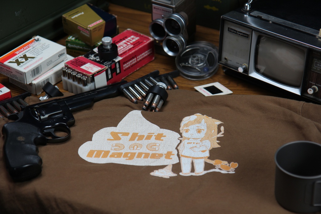 【猫耳オリジナルキャラ】Shit Magnet カラーTシャツ【オリーブ×オレンジ】