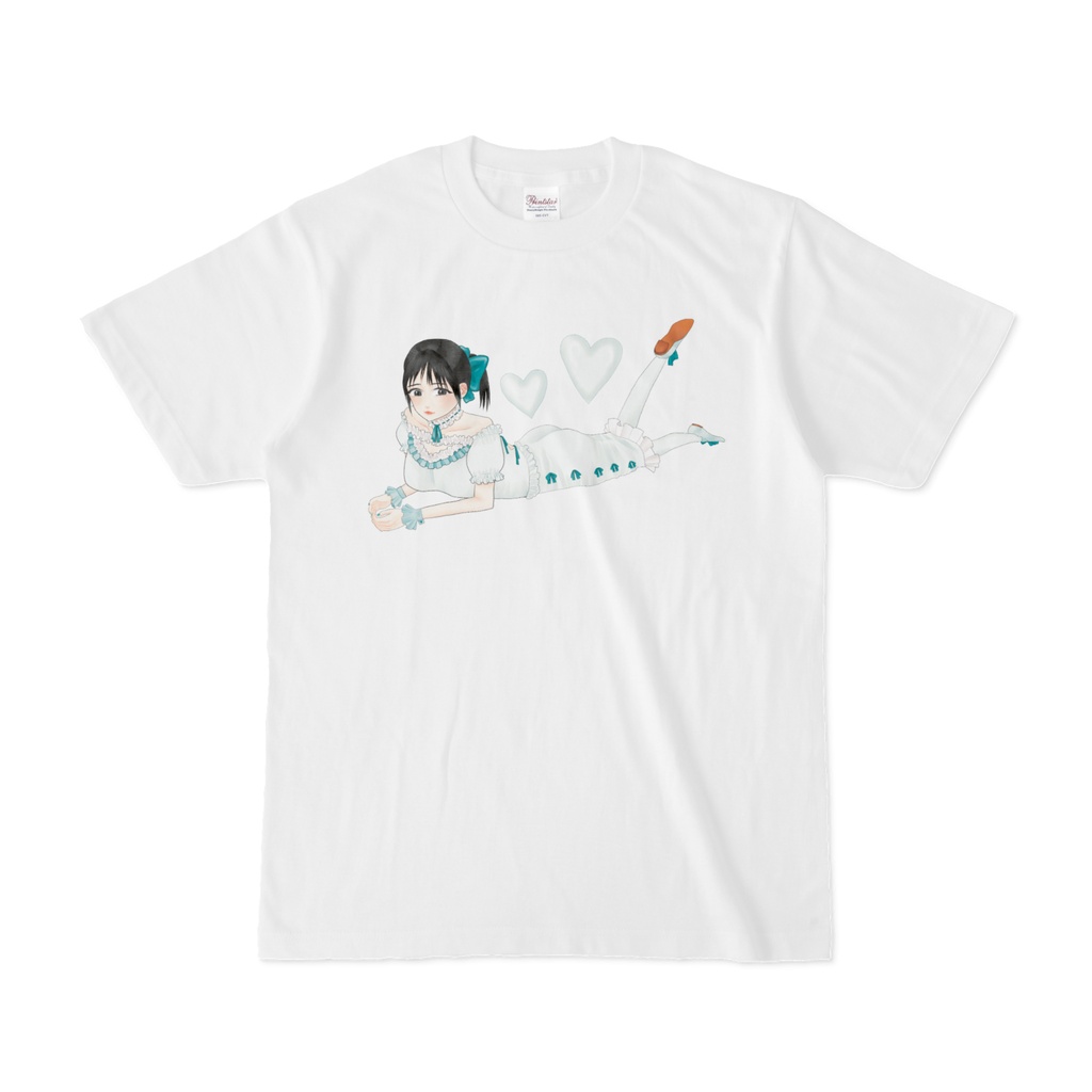 寝そべる女の子 白T
