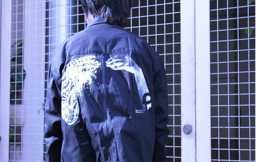 バックデザインシャツ黒