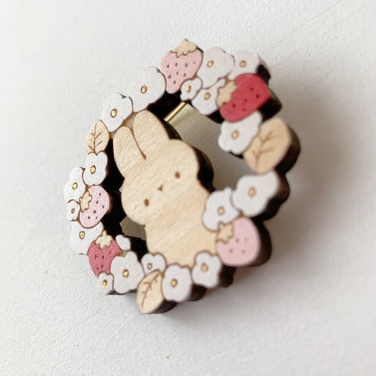 うさぎと苺のリース*木のブローチ