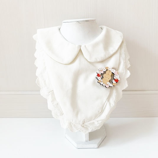 うさぎと苺のリース*木のブローチ