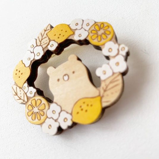 くまとレモンのリース*木のブローチ