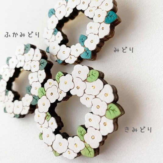 白の花かんむり(葉っぱ)*木のブローチ