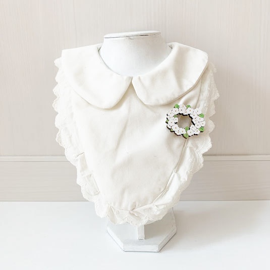 白の花かんむり(葉っぱ)*木のブローチ