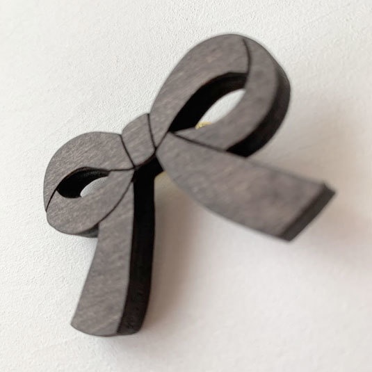 リボン(エボニー)*木のブローチ