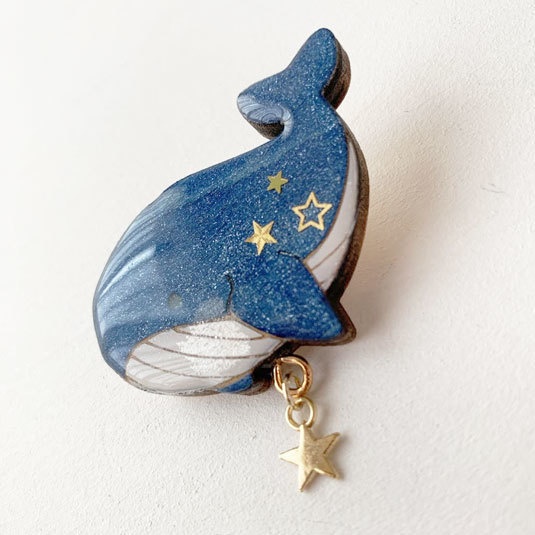 星空クジラ*木とレジンのブローチ