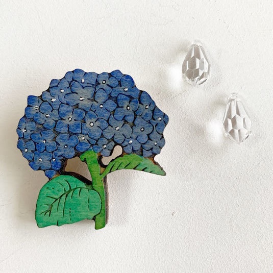 小道のアジサイ*木のブローチ