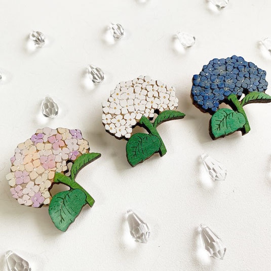 小道のアジサイ*木のブローチ