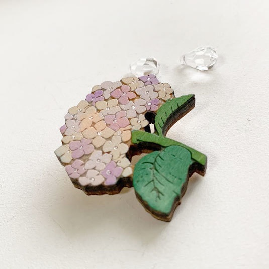 小道のアジサイ*木のブローチ