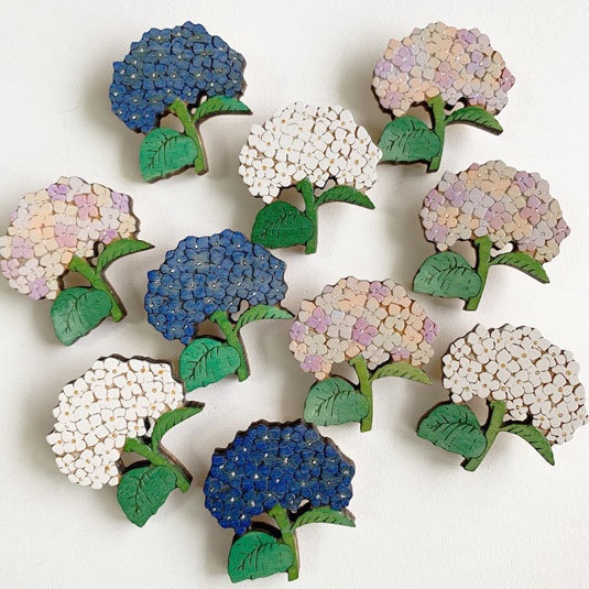 小道のアジサイ*木のブローチ