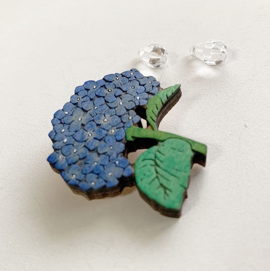 小道のアジサイ*木のブローチ