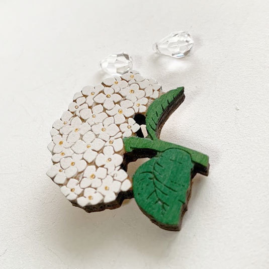 小道のアジサイ*木のブローチ