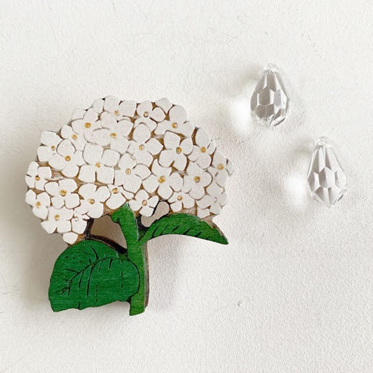 小道のアジサイ*木のブローチ