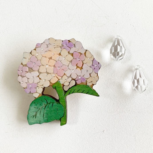 小道のアジサイ*木のブローチ