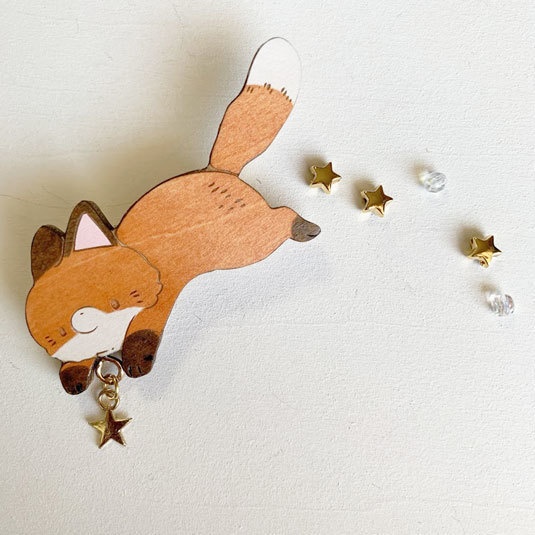 空飛ぶきつね*木のブローチ