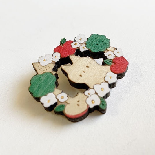 ねことリンゴのリース*木のブローチ
