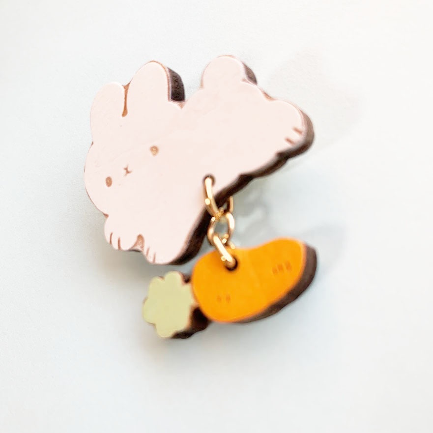 ぴょんぴょんうさぎとニンジン*木のブローチ