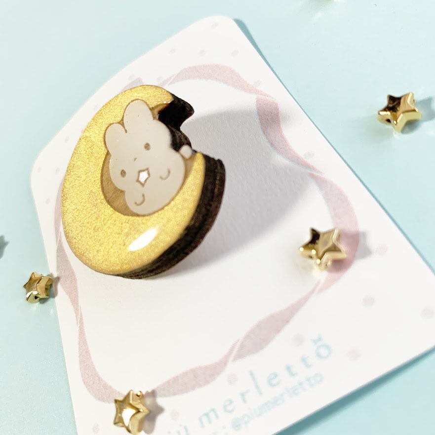 お月さまとうさぎ(ゴールド)*木とレジンのブローチ