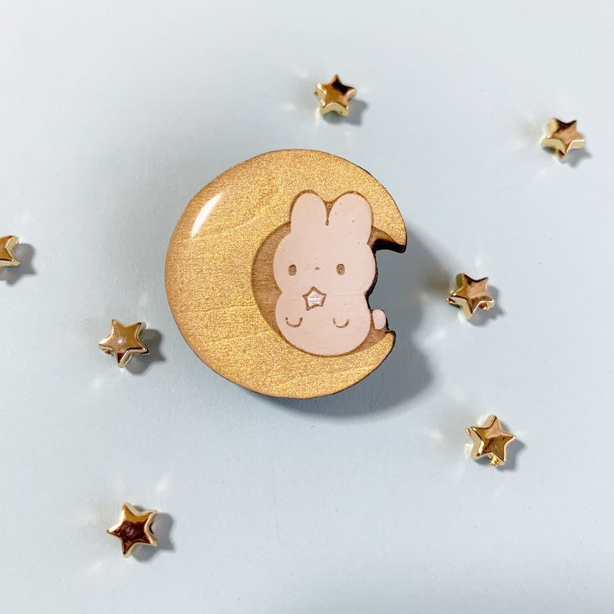 お月さまとうさぎ(ゴールド)*木とレジンのブローチ