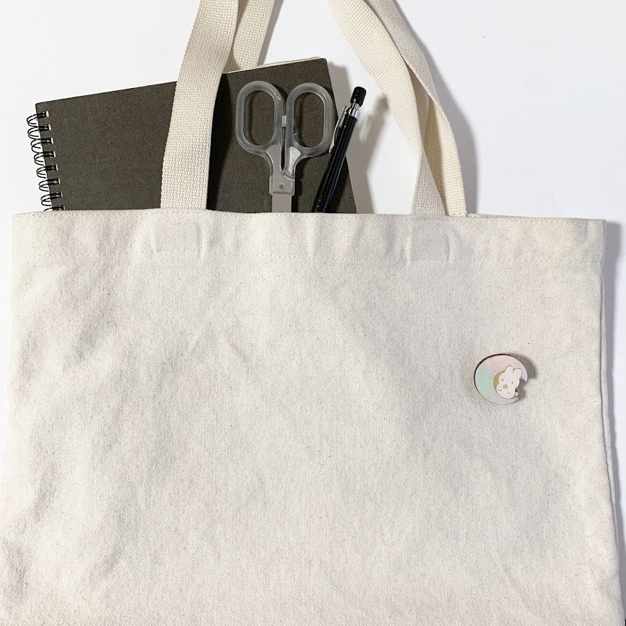 お月さまとうさぎ(オーロラ)*木とレジンのブローチ