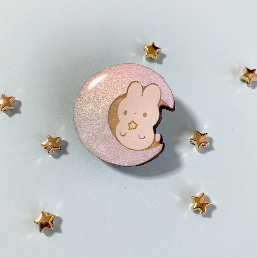 お月さまとうさぎ(オーロラ)*木とレジンのブローチ